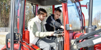 В Луховицком аграрно-промышленном техникуме школьников посадили за трактор - Regions.Ru