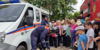 Спасатели и пожарные показали гимназистам, как тушить огонь и предотвращать гибель людей - Regions.Ru