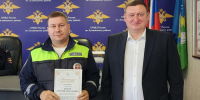 Луховицким автоинспекторам в честь праздника вручили грамоты и подарили торт - Regions.Ru